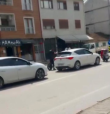 Yol verme kavgasında tansiyon yükseldi araya vatandaşlar girdi