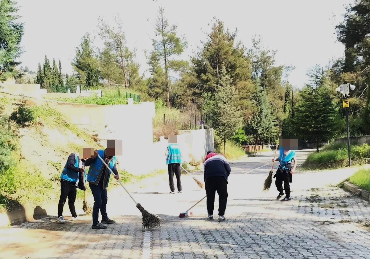 Boyabat’ta yükümlüler mezarlıkları bayrama hazırladı