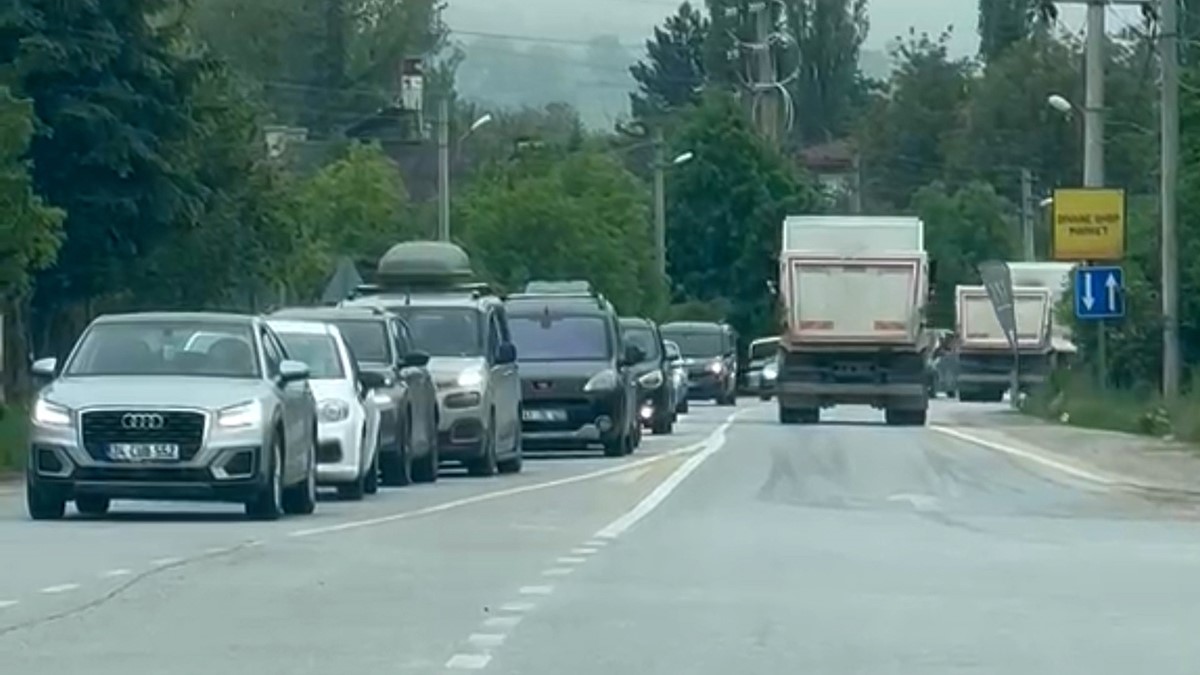Bolu’da alternatif yollarda uzun araç kuyrukları oluştu