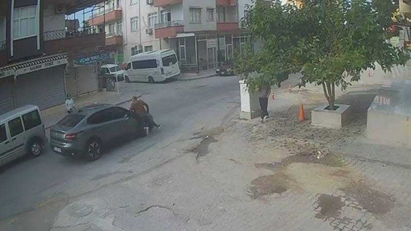 Yakınına el sallarken yola çıktığı sırada otomobil çarptı