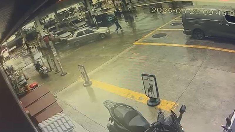 Otomobilin çarptığı yaya yaralandı, kaza kamerada