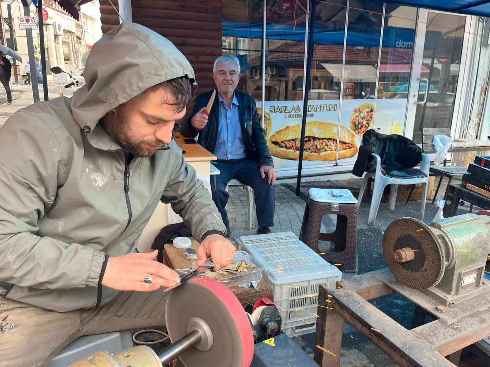 Tavşanlı’da kurbanlık bıçak ve satırlar bilenmeye başladı