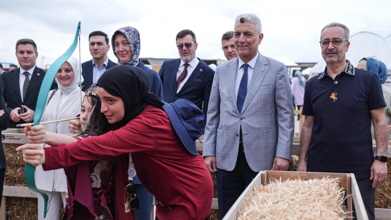 Bakan Bolat, torunlarıyla 8. Etnospor Kültür Festivali'ne katıldı