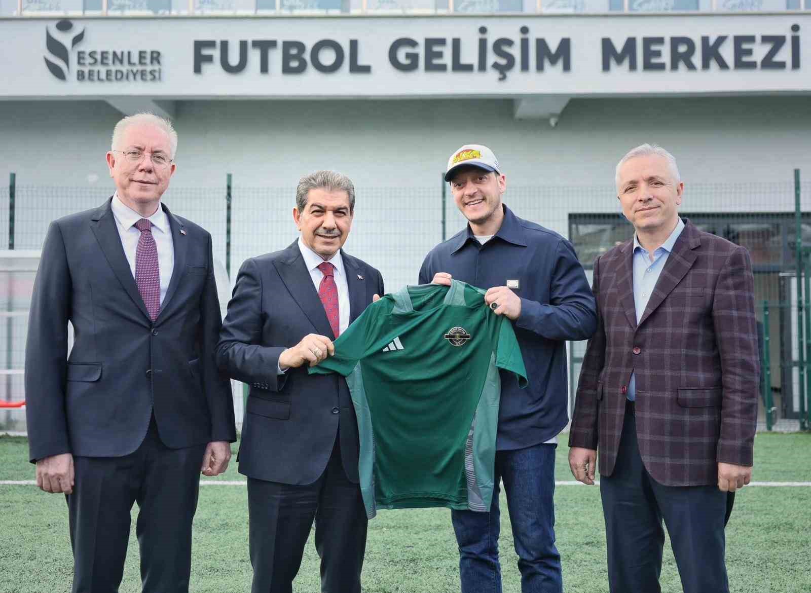 Mesut Özil Esenler’de sahaya indi