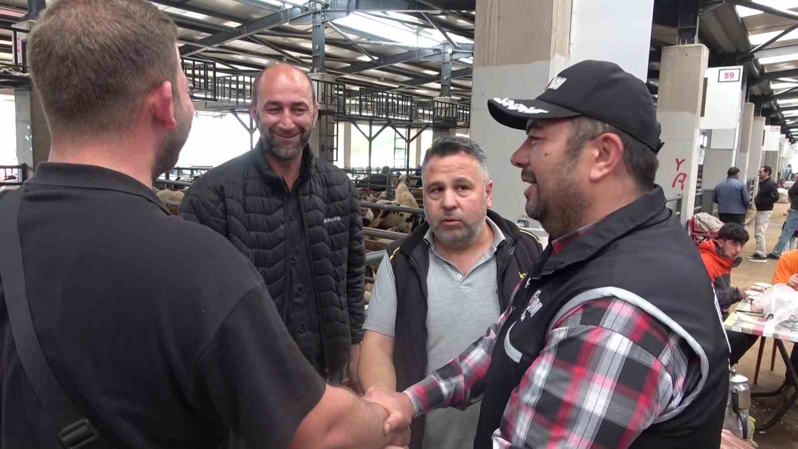 Kurban pazarında güldüren anlar...Mali Polis çetin pazarlığa dahil oldu