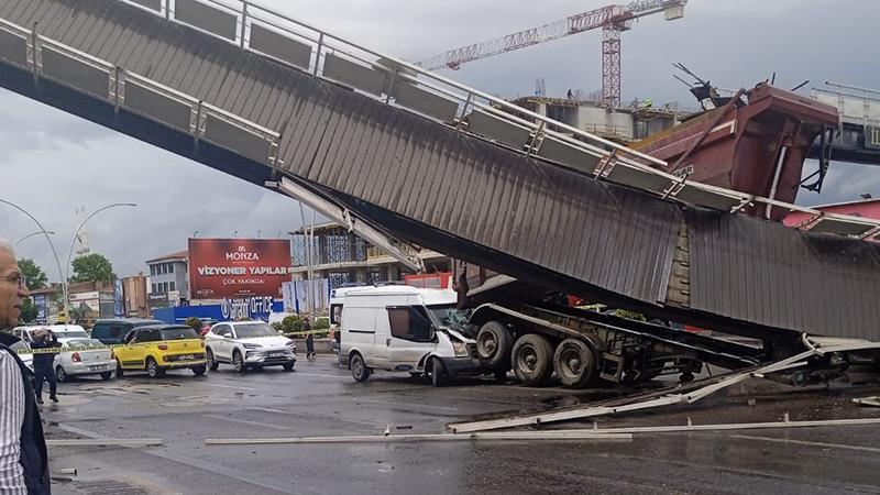 Damperi açık kalan kamyon üst geçide çarptı: 3 yaralıAnkara'da, damperi açık kalan kamyon, yaya üst geçidine çarptı. Üst geçit yıkıldı, 3 kişi ise yaralandı.