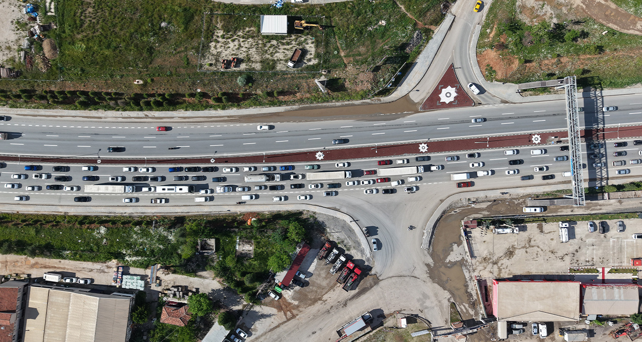43 ilin geçiş noktasında bayram trafiği havadan görüntülendi: Araçlar adım adım ilerledi