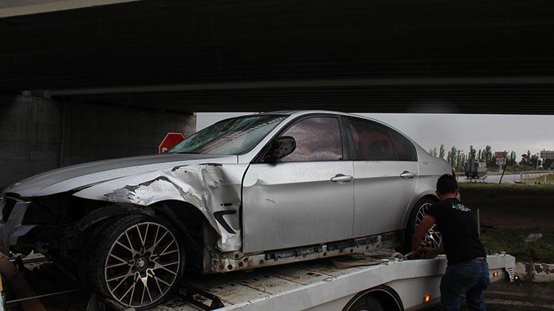 Bayram tatili yolunda kaza; 3’ü çocuk 5 yaralıAksaray'da, sürücüsünün kontrolünden çıkan otomobilin refüje çarptığı kazada 3'ü çocuk 5 kişi yaralandı. Yaralıların İstanbul'dan Nevşehir'e, bayram tatiline gitmek üzere yolda oldukları belirtildi.