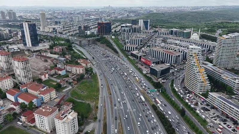 İstanbul'da bayram trafiği havadan görüntülendiKurban Bayramı tatilinin başlamasıyla İstanbul'un özellikle çıkış noktalarında trafik yoğunluğu yaşanıyor. TEM Otoyolu Mahmutbey Gişeler mevkiinde oluşan yoğunluk dron ile havadan görüntülendi.