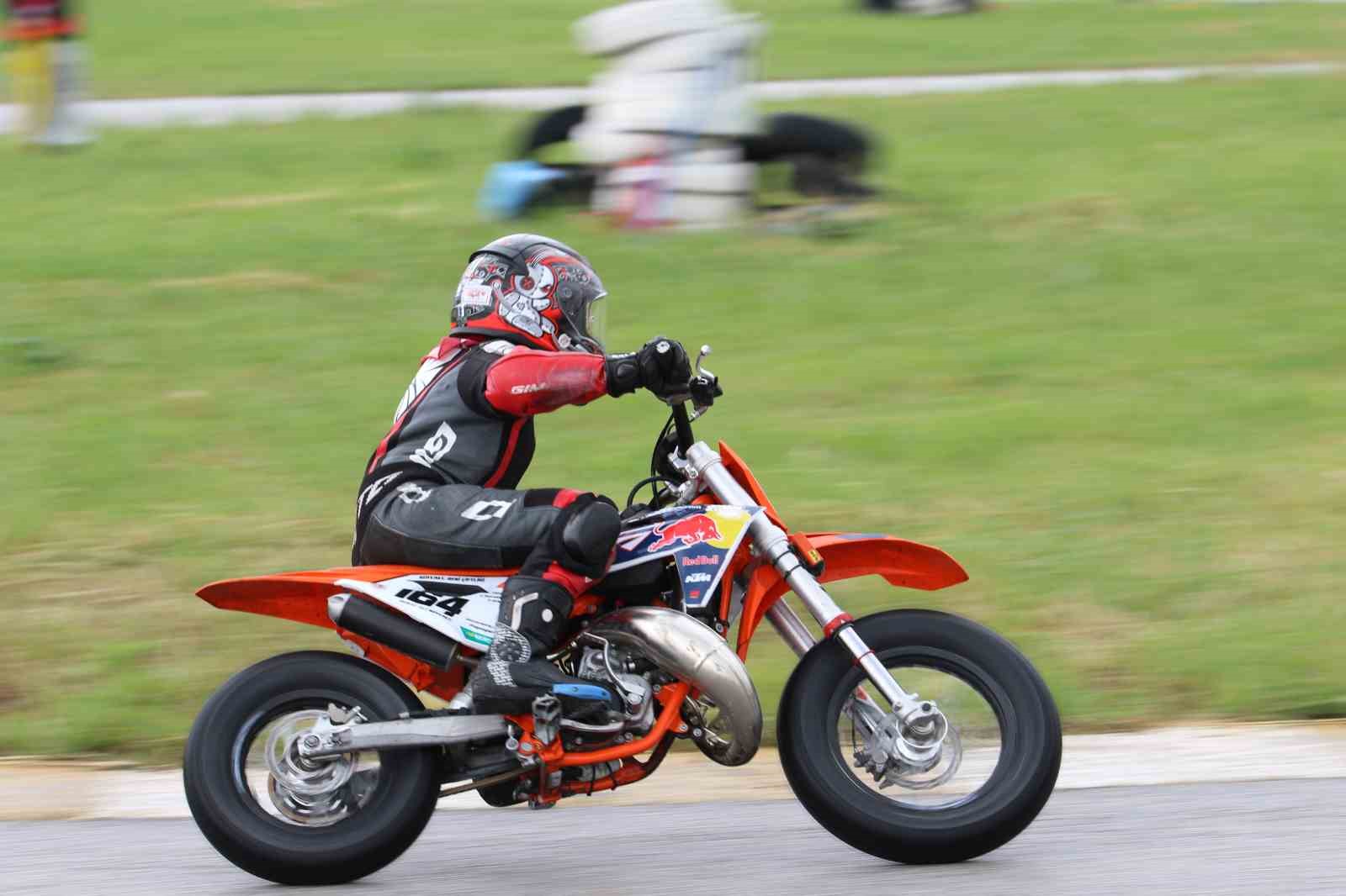 Süpermoto ve MotoMini heyecanı Uşak’ta başladı