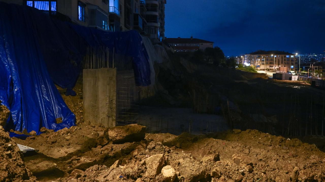 Ankara'da sağanak nedeniyle apartmanın istinat duvarı çöktü