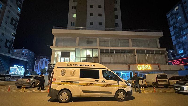 Tartıştığı kayınpederini bıçaklayarak öldüren damat tutuklandıNiğde’de tartıştığı kayınpederi Bülent Eren’i (49) bıçaklayarak öldüren Hakan Yurt, tutuklandı.