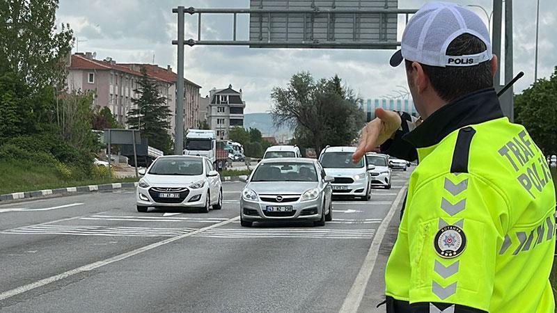 Kütahya trafiğinde bayram yoğunluğuKütahya’nın çevre ve kara yollarında Kurban Bayramı öncesi trafik yoğunluğu oluştu. Kütahya-Eskişehir kara yolunda ise araç yoğunluğu 10 kilometreyi aştı.