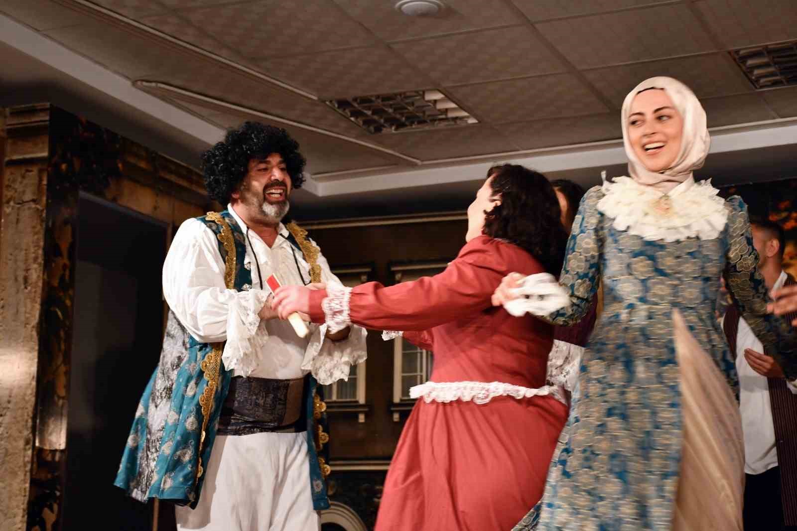 Patnos’ta tiyatro gecesi ayakta alkışlandı