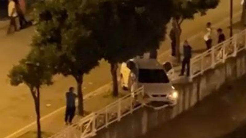 Adana'da otomobil, sulama kanalının korkuluklarında asılı kaldıAdana’da sürücüsünün kontrolünü kaybettiği otomobil, sulama kanalının korkuluklarına çarparak asılı kaldı.