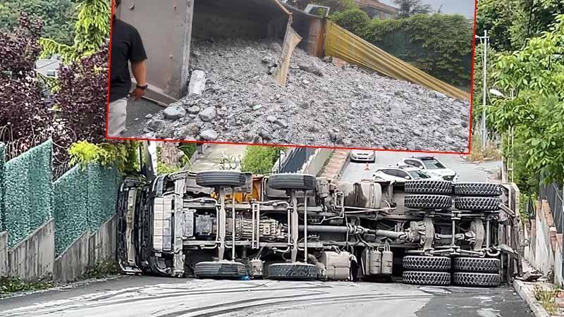 Sarıyer’de yokuşta kayan hafriyat kamyonu devrildi; molozlar yola döküldü