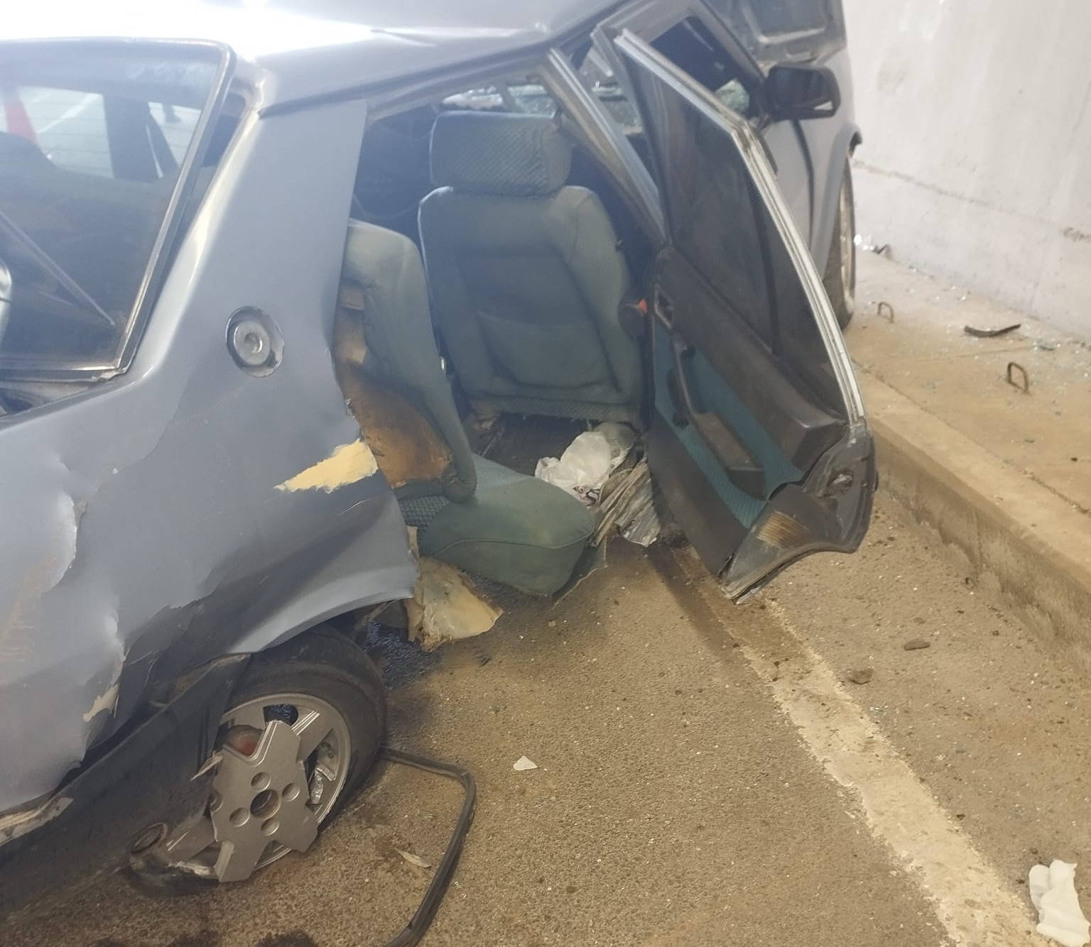 Tünelde duvara çarpan Tofaş hurdaya döndü: 3 yaralı