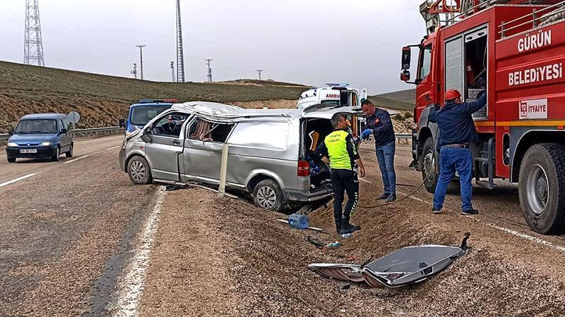 Sivas'ta minibüs devrildi: 1 ölü, 8 yaralı