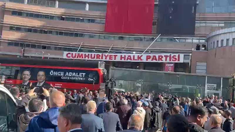 CHP Genel Merkezi'nde tahliye gerginliğiKemal Kılıçdaroğlu’nun mahkeme kararı ile tekrar CHP Genel Başkanı olmasının ardından CHP Genel Merkezi önünde Kemal Kılıçdaroğlu destekçileri ve Özgür Özel destekçileri arasında tahliye gerginliği yaşandı.