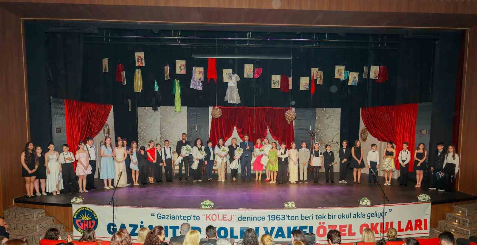 GKV’li öğrencilerden dev prodüksiyon: "Lüküs Hayat" ayakta alkışlandı