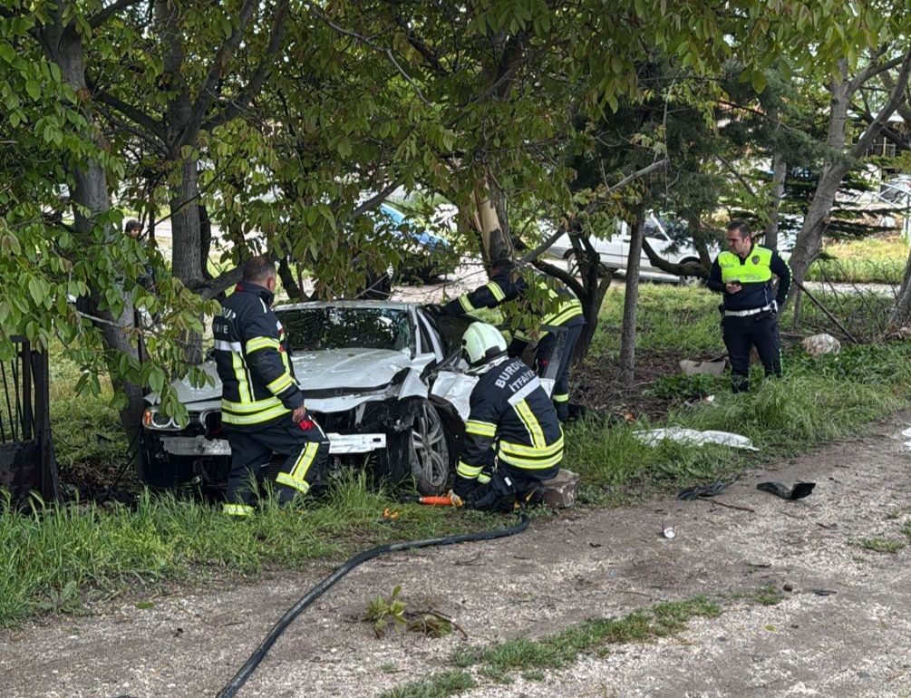 Burdur’da kontrolden çıkan otomobil ağaca çarptı