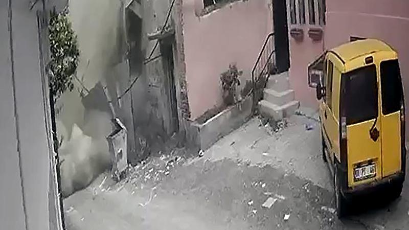 Adana’da 3 katlı metruk bina çöktü; o anlar kamerada