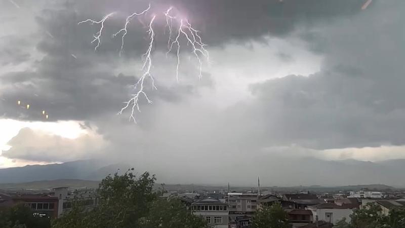 Tokat'ta peş peşe düşen yıldırımlar kameraya yansıdı