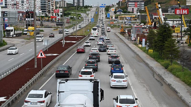 'Kilit kavşak' Kırıkkale'de, bayram trafiği yoğunluğu devam ediyorUlaşımda 43 ilin geçiş güzergahında bulunan 'Kilit kavşak' Kırıkkale'de, 9 günlük bayram tatilinin ikinci gününde de trafik yoğunluğu yaşandı.
