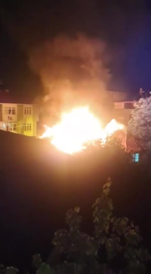 Amasya’da tek katlı evde çıkan yangında alevler geceyi aydınlattı