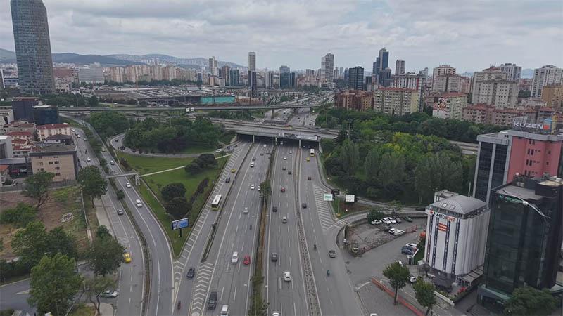 Kurban Bayramı öncesi İstanbul'da yollar boş kaldıİstanbul'da Kurban Bayramı'na sayılı günler kala yollar boş kaldı. İBB Trafik Haritası verilerine göre yoğunluk saat 16.00 itibariyle yüzde 27 olarak ölçüldü. Yollar dronla havadan görüntülendi.