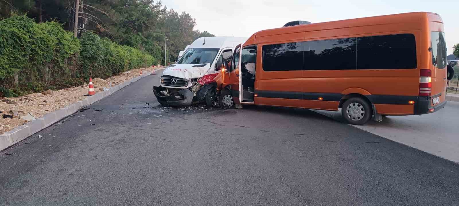 Antalya’da tur minibüsleri çarpıştı, 13 turist yaralandı