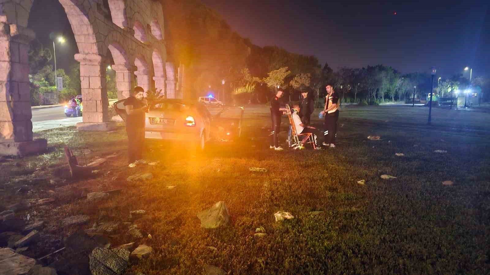 Kontrolden çıkan otomobil dekoratif surlara çarptı: 4 yaralı