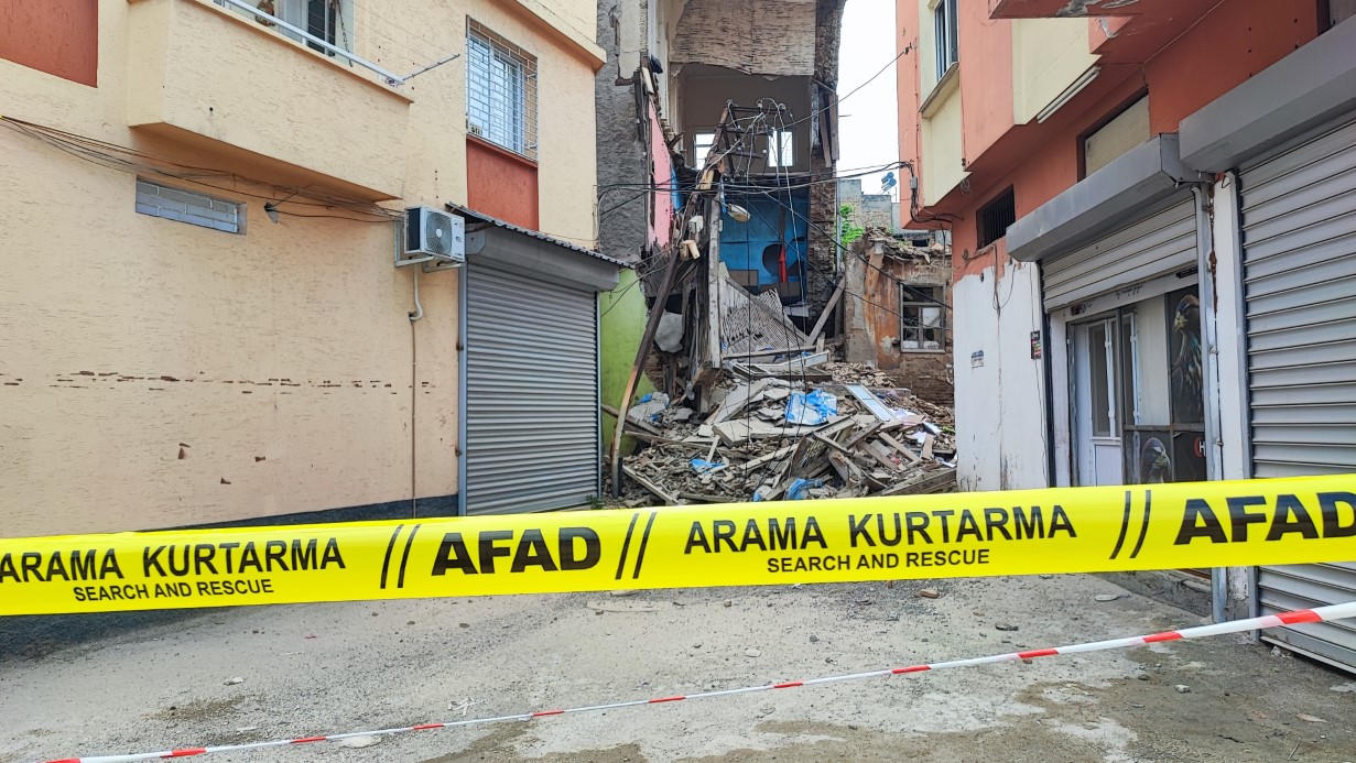 Metruk bina büyük bir gürültüyle çöktü!