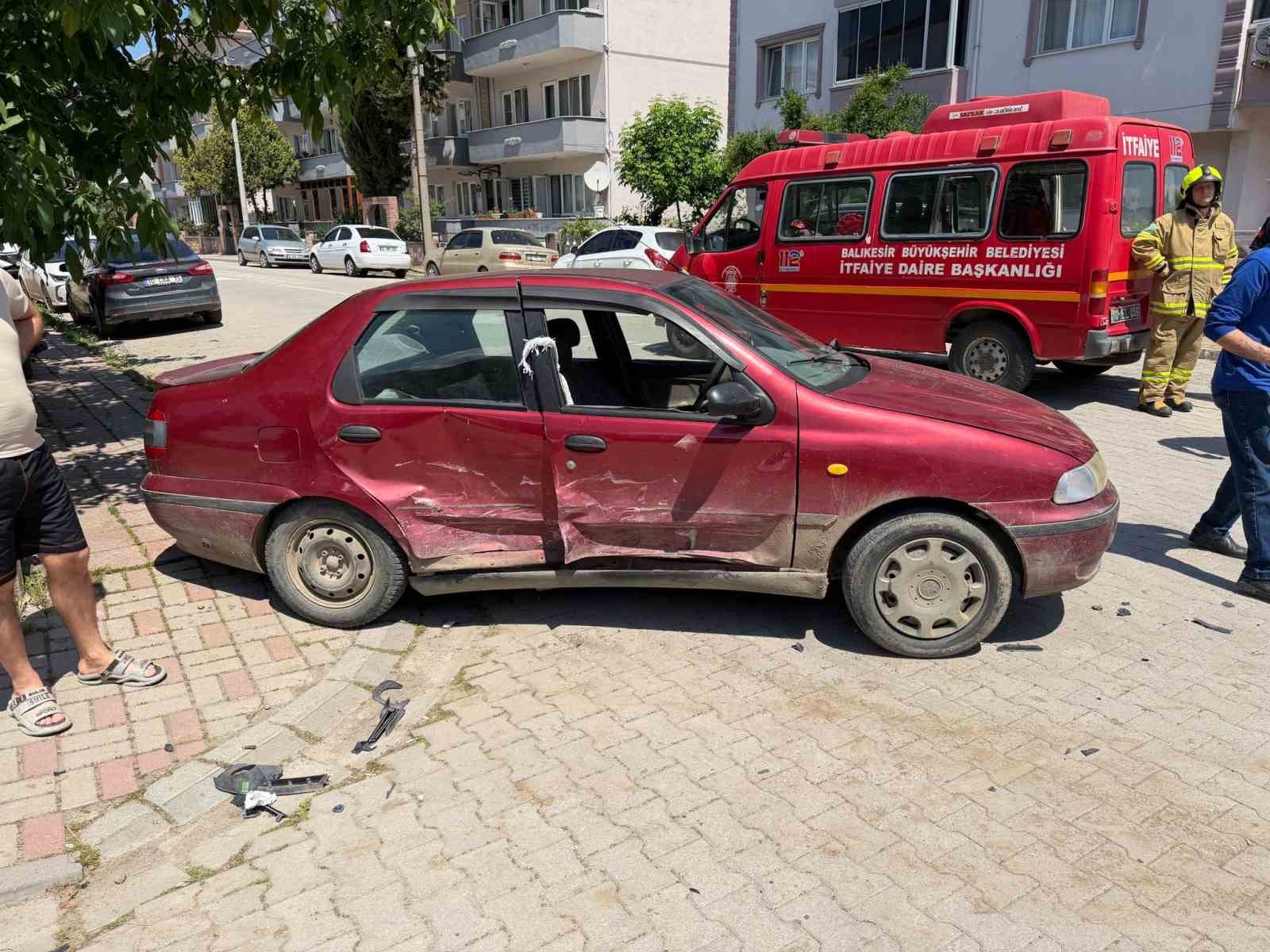 Araçta sıkışan 3 yaralıyı itfaiye kurtardı