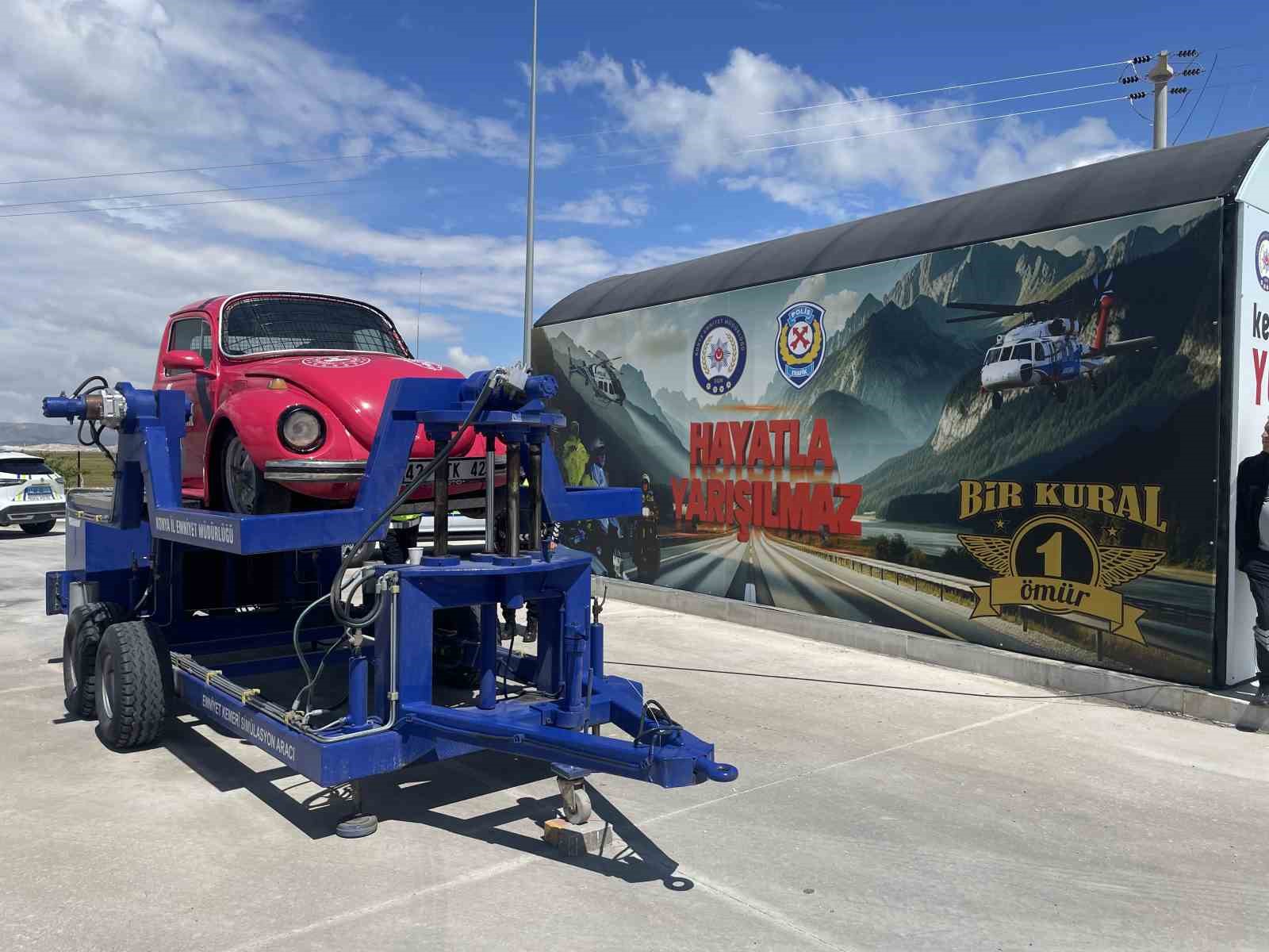 Bayram tatili için yoldaki sürücülere dikkat çeken ’yaşam tüneli’ uygulaması