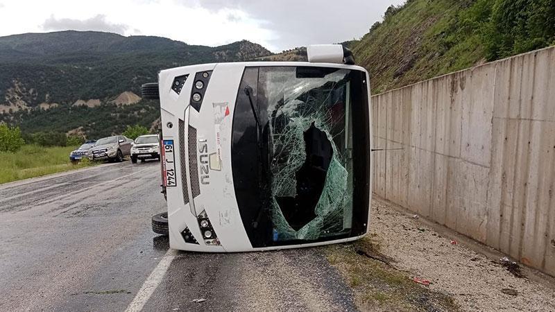 Tokat’ta midibüs ile itfaiye aracı çarpıştı: 4 yaralıTokat’ın Reşadiye ilçesinde, içerisinde bir yakınlarının cenaze töreninden dönen Esenyurt Belediyesi’ne ait servis midibüsü ile itfaiye aracının çarpıştığı kazada 4 kişi yaralandı.