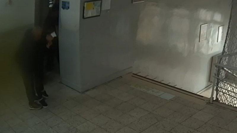 Soluk borusuna yemek kaçan öğrenciyi öğretmeni Heimlich manevrası ile kurtardıZonguldak’ta soluk borusuna yemek parçası kaçan 10 yaşındaki öğrenci, öğretmeninin uyguladığı Heimlich manevrasıyla kurtarıldı. O anlar okulun güvenlik kamerasına yansıdı.