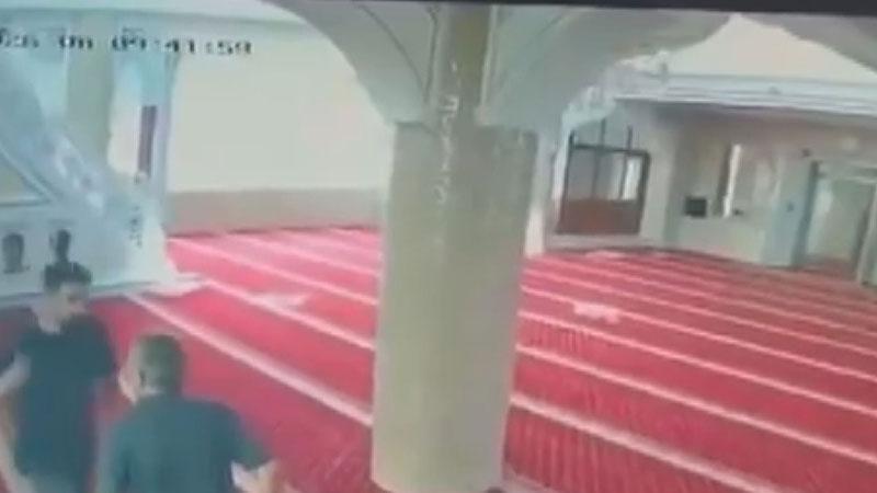 Bahçelievler’de cami imamına yumruklu saldırı kameradaBahçelievler'de cami imamı, temizlik yaptığı sırada yumruklu saldırıya yansıdı. Şüpheli, polis ekipleri tarafından gözaltına alınırken, saldırı anı ise güvenlik kamerasıyla kaydedildi.