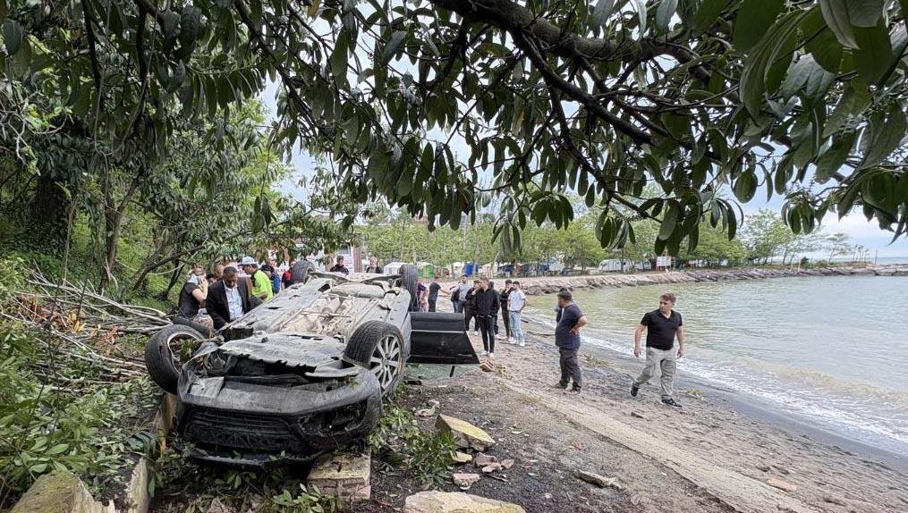Kediye çarpmamak için sürücüsünün manevra yaptığı otomobil plaja devrildi; 2’si çocuk, 4 yaralı