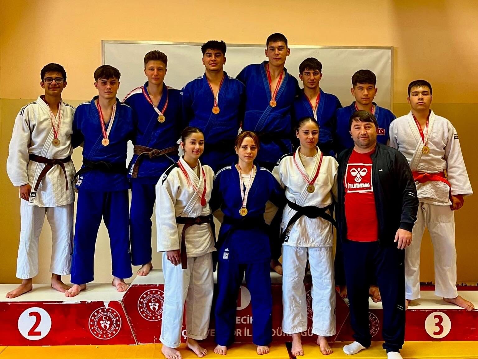 Bilecik’te judo turnuvasında madalyalar sahiplerini buldu