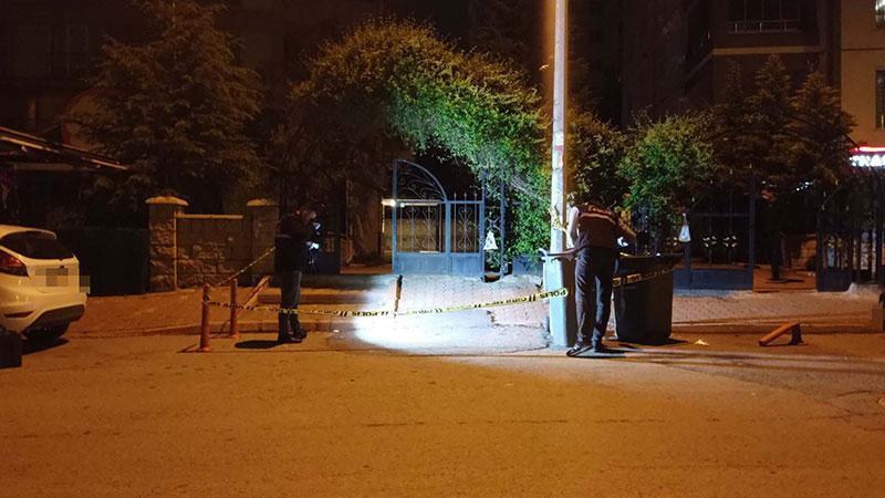Darbedilen kadına yardım eden 2 kardeş bıçakla yaralandıKayseri’nin Talas ilçesinde bir kadını darbeden şüpheliyi uyaran 2 kardeş bıçaklanarak yaralandı. Olayın ardından kadını da beraberinde götüren şüphelinin yakalanması için çalışma başlatıldı.