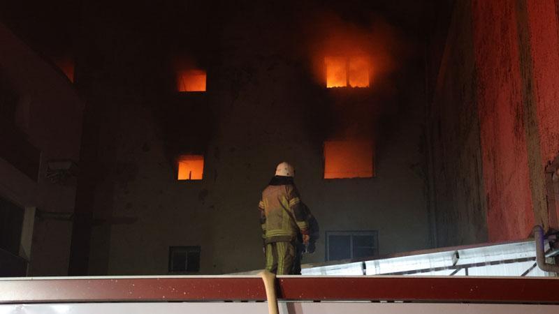 İzmir’de 5 katlı ayakkabı imalathanesinde çıkan yangın söndürüldüİzmir’in Bornova ilçesinde, ayakkabı imalatı yapılan 5 katlı iş yerinde çıkan yangın, yaklaşık 5 saat süren çalışmaların ardından kontrol altına alınarak söndürüldü.