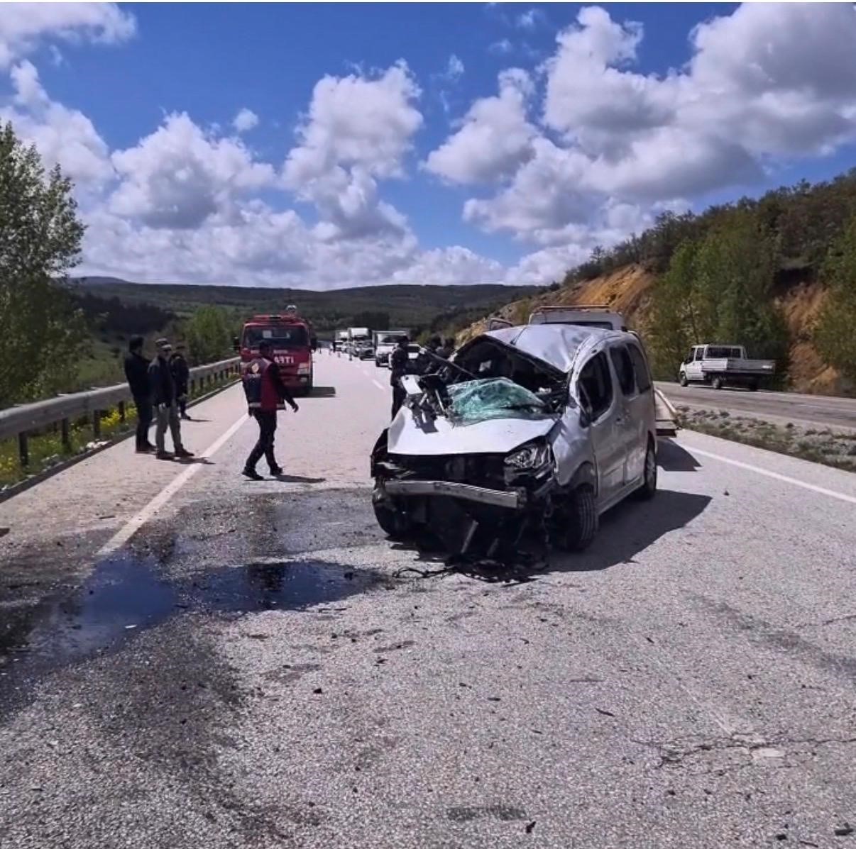 Yozgat’ta bariyerlere çarpan hafif ticari araçtaki 6 kişi yaralandı
