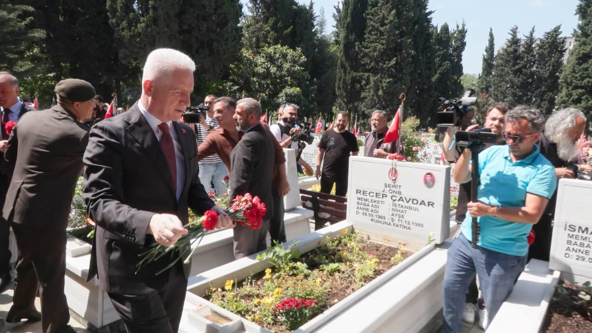 Vali Gül, Edirnekapı Şehitliği'ni ziyaret etti