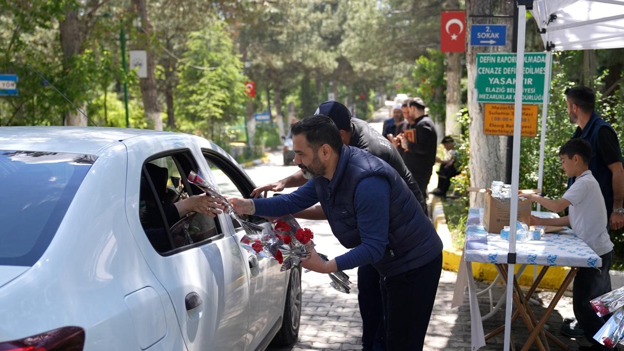 Elazığ’da mezarlığa giden vatandaşlara karanfil dağıtıldı