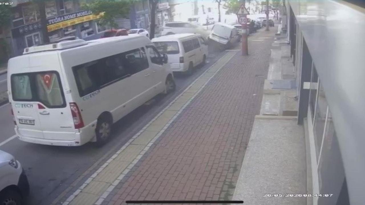 Bursa'da hafif ticari araç, 6 araca çarpıp takla attı