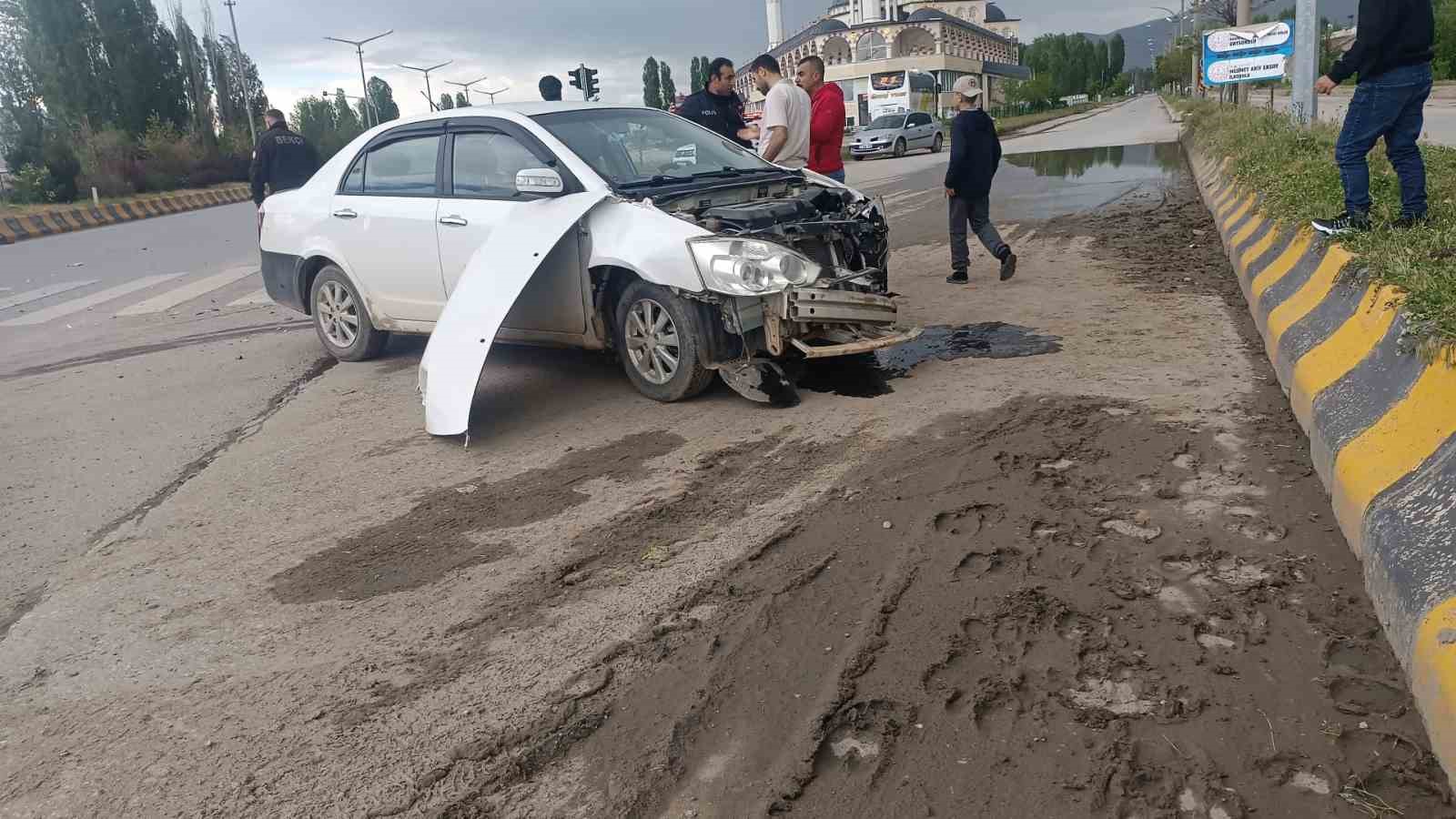 Hasköy’de hafriyat kamyonu ile otomobil çarpıştı: 1 yaralı
