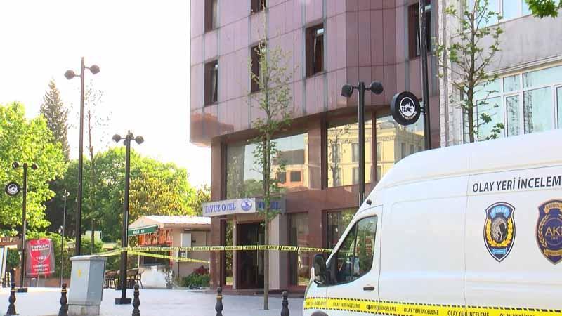 Fatih Topkapı’daki otel yangınında 1 kişi hayatını kaybettiFatih Topkapı’da 4 katlı bir otelin 4’üncü katında çıkan yangında 1 kişi hayatını kaybetti. Yangın itfaiye ekiplerinin müdahalesiyle söndürülürken, olayla ilgili soruşturma başlatıldı.