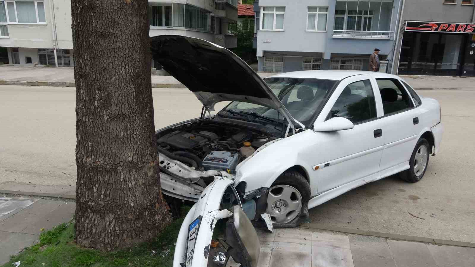 Virajı alamayan otomobil, kaldırımda ağaca çarptı