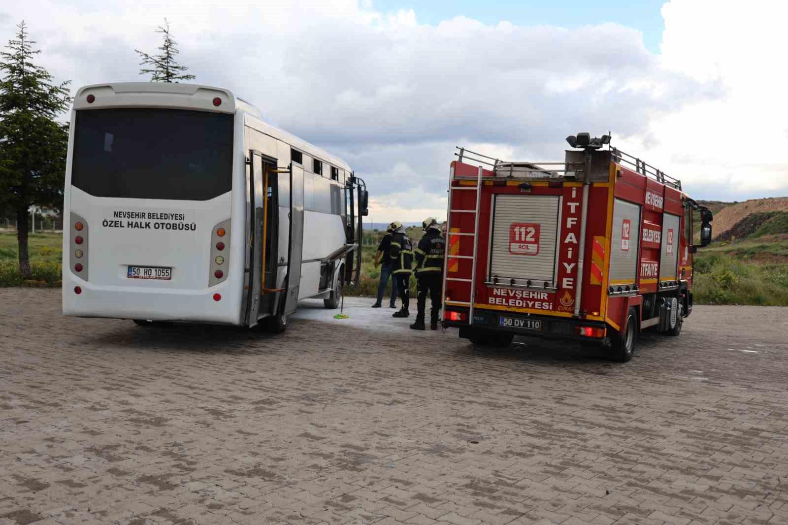 Park halindeki halk otobüsü alev aldı